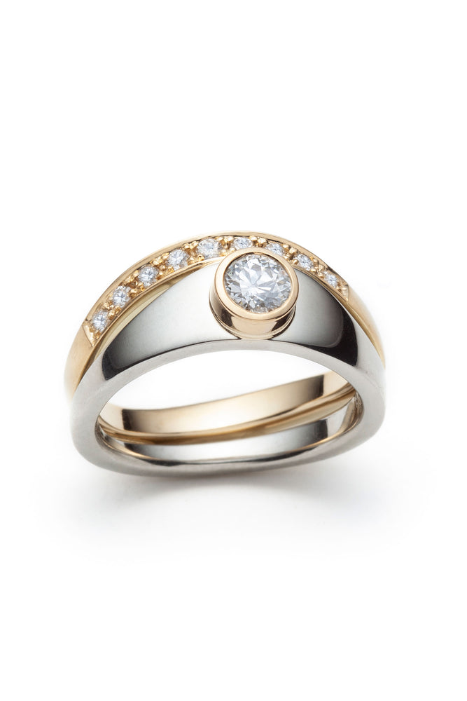 18-carat yellow gold and 19-carat white gold ring, set with diamonds