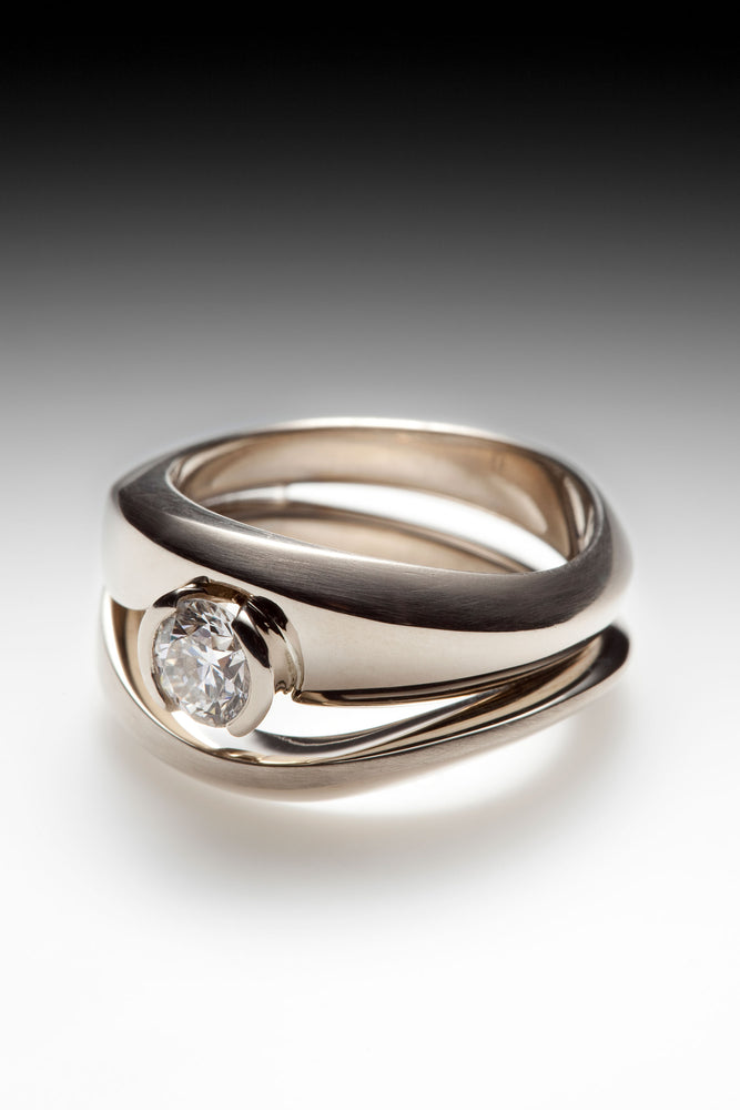 Women's wedding ring set in 18-carat white gold, set with a diamond
