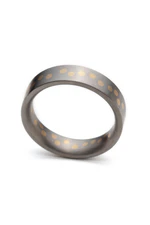 Men's engagement ring in titanium and 18-carat yellow gold