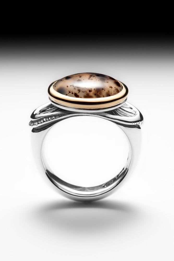 Sterling silver and 18-carat yellow gold ring, set with agate
