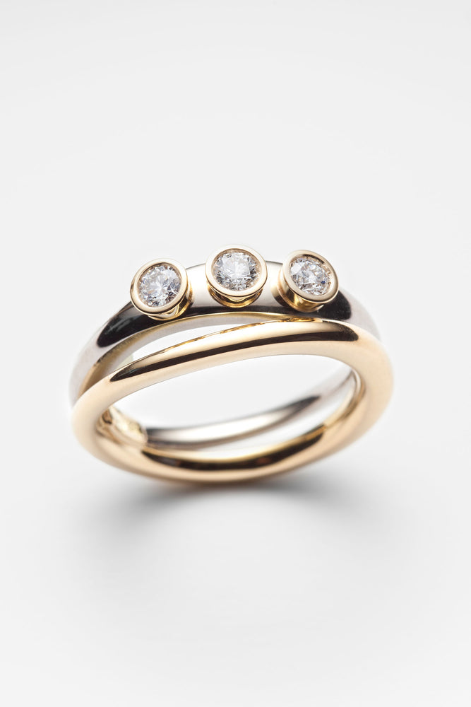18-carat white and yellow gold ring, set with diamonds
