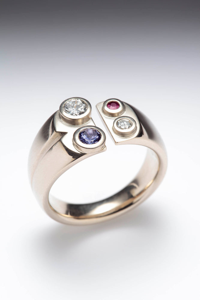 18-carat white gold ring, set with diamonds, sapphire and rubies